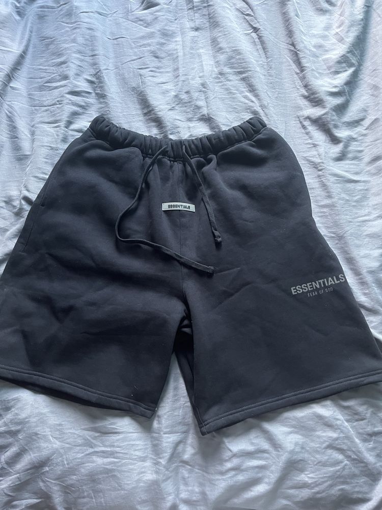 spodenki essentials