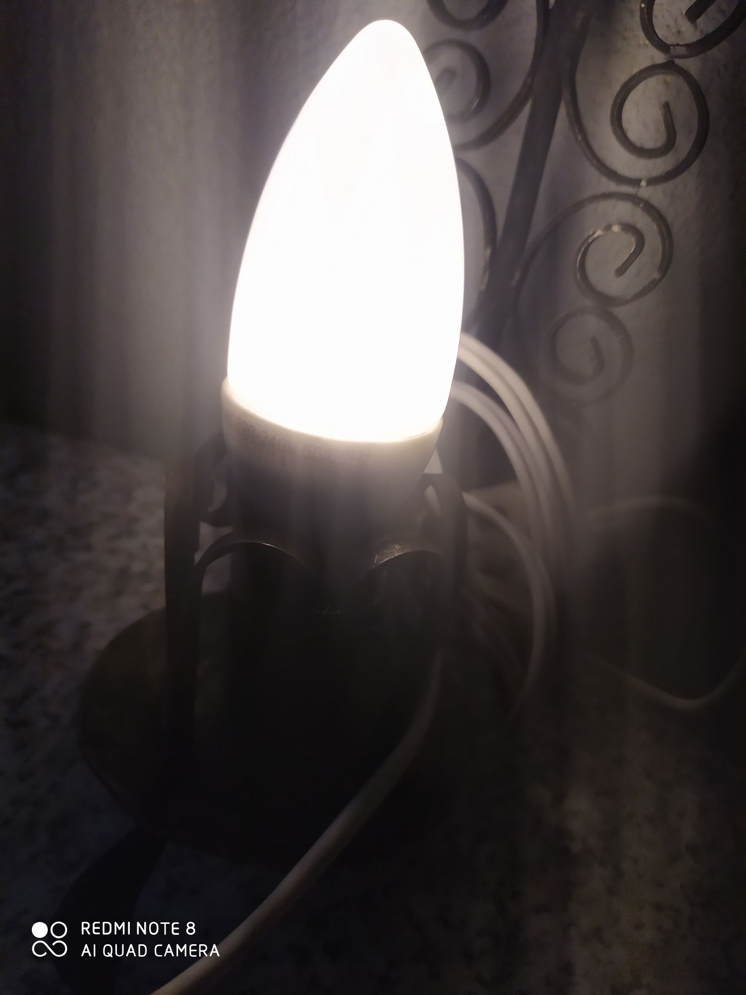 Lampa zabytek z dawnych czasów rękodzieło z metalu