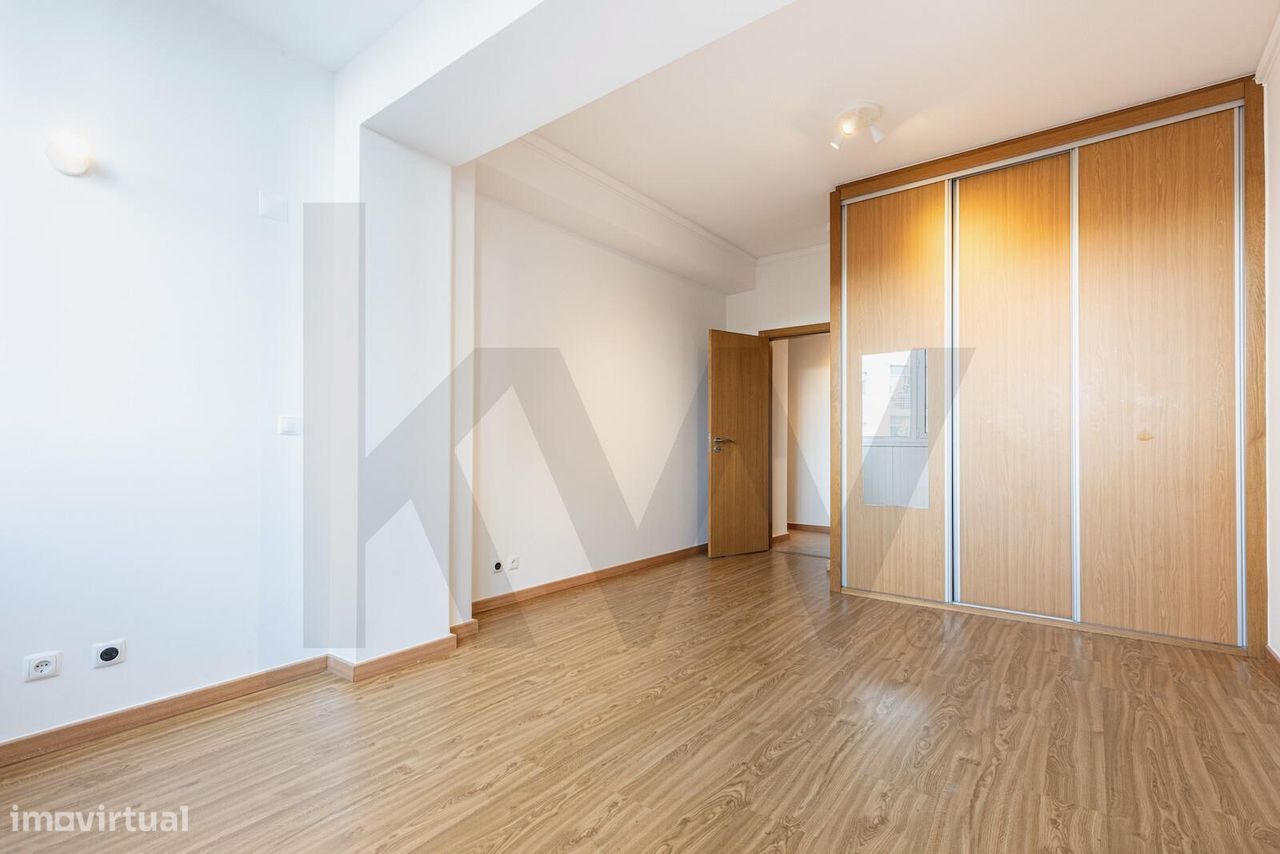 Apartamento T1 transformado em T2 na Av. Estados Unidos da América.