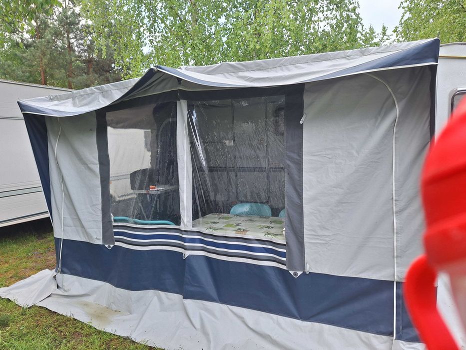 Przedsionek do przyczepy