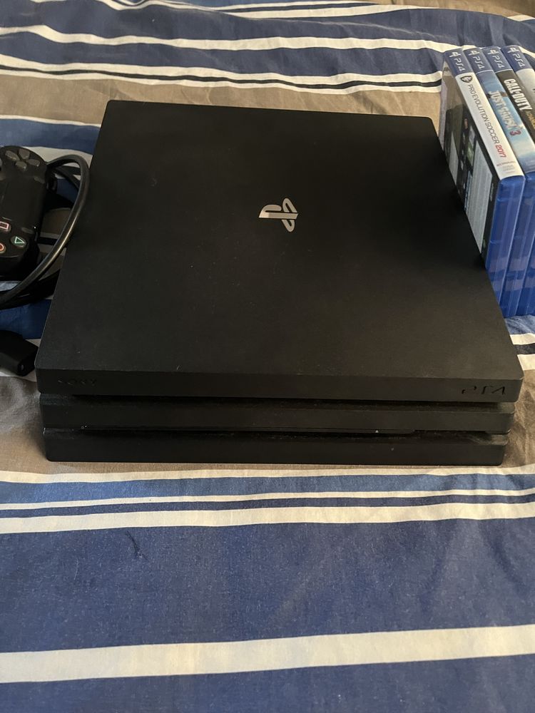 Ps4 pro 1tb + 4 jogos + 1 comando original tudo em perfeito estado!!