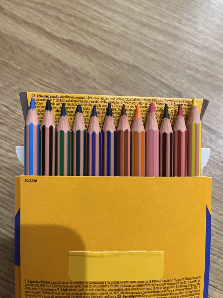 Кольорові олівці BIC Evolution Stripes.