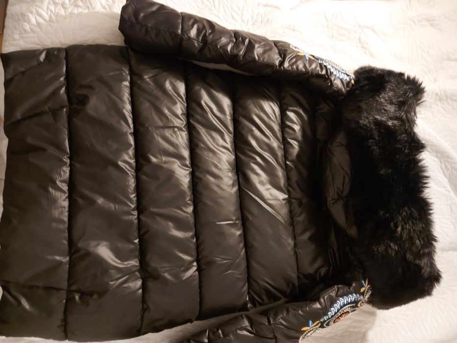 Kurtka dłuższa z haftem na rękawach