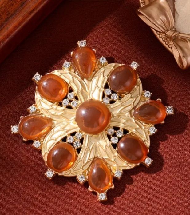 Красивая брошь , украшения с янтарем. Прибалтика