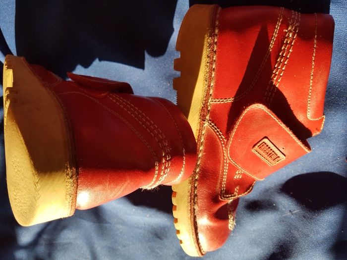 Botas/sapato tam.34 em pele vermelhas com fecho em velcro