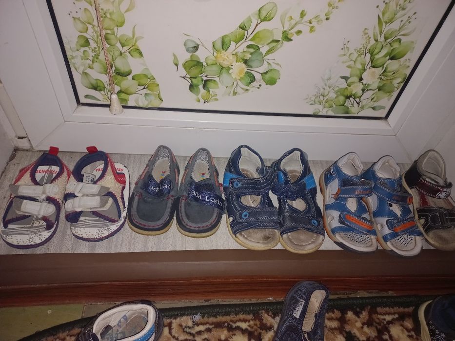 Бесплатно отдам мальчикам обувь