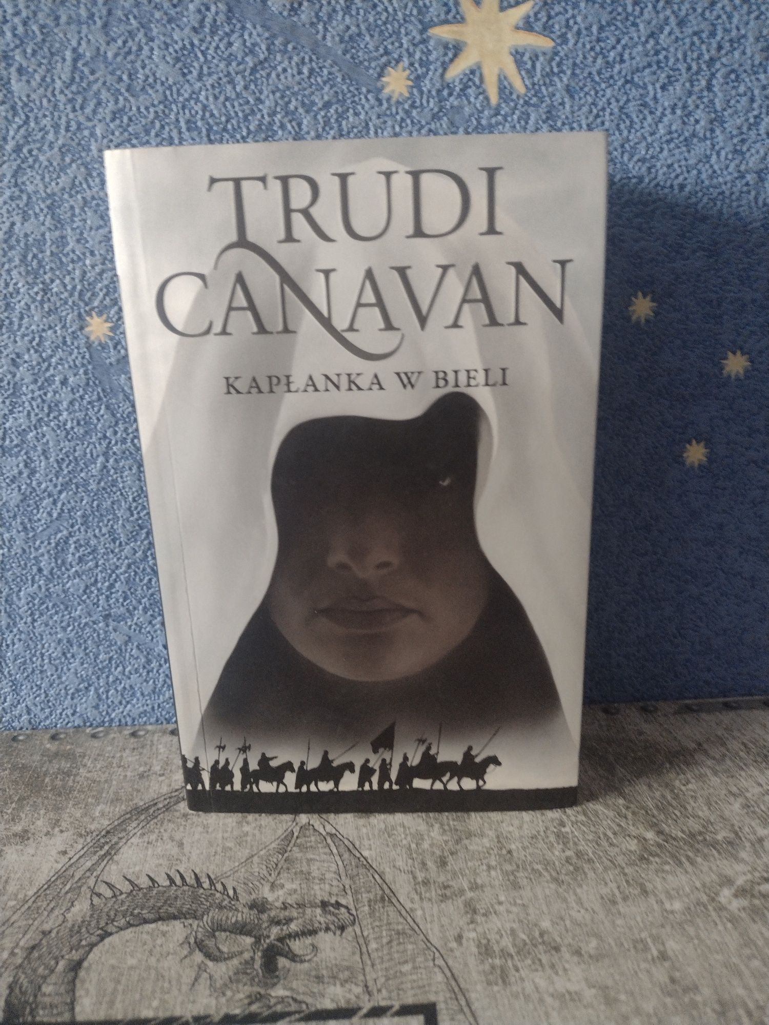 Trudi Canavan: "Kapłanka w Bieli"