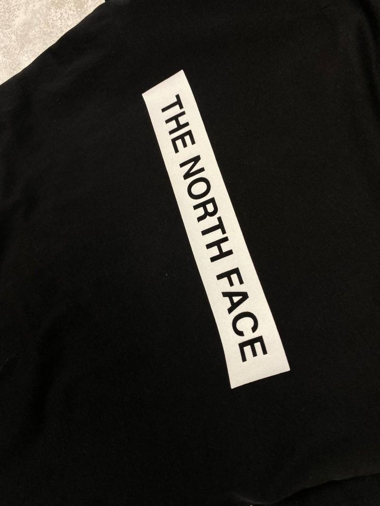 Чорна футболка The North Face з фірмовим логотипом