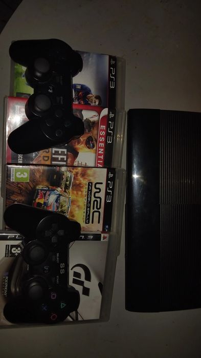 Vendo playstation 3 mais jogos e comandos em bom estado