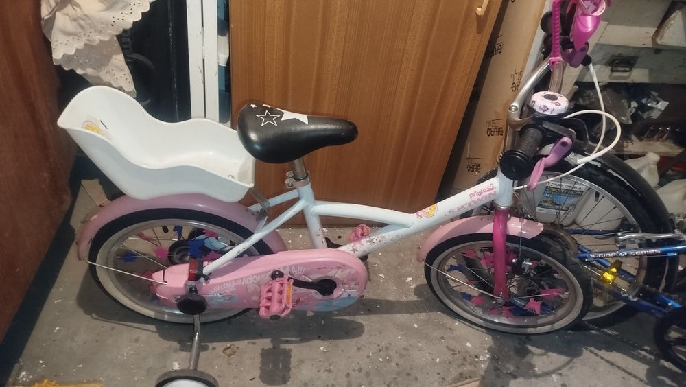 Rower dziecięcy dla dziewczynki.
