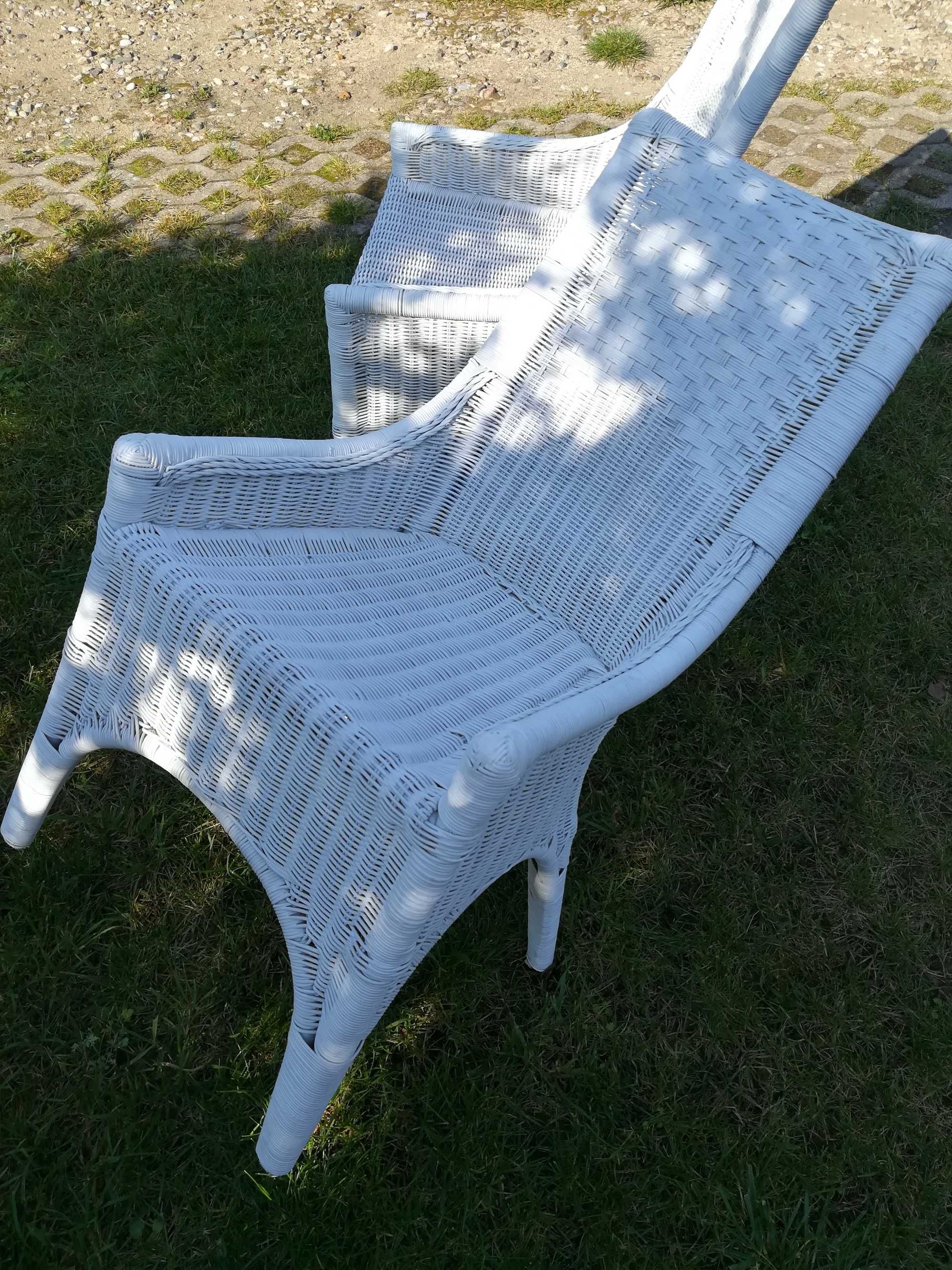 Fotele wiklinowe w kolorze białym