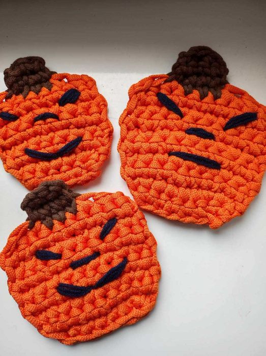 zestaw ręcznie dziergane na szydełku dekoracje