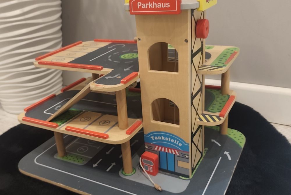 Drewniany parking z windą na korbkę i lądowiskiem dla helikoptera