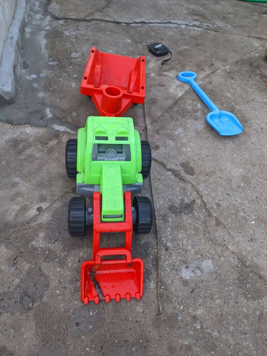 Детская игрушка  трактор с прицепом