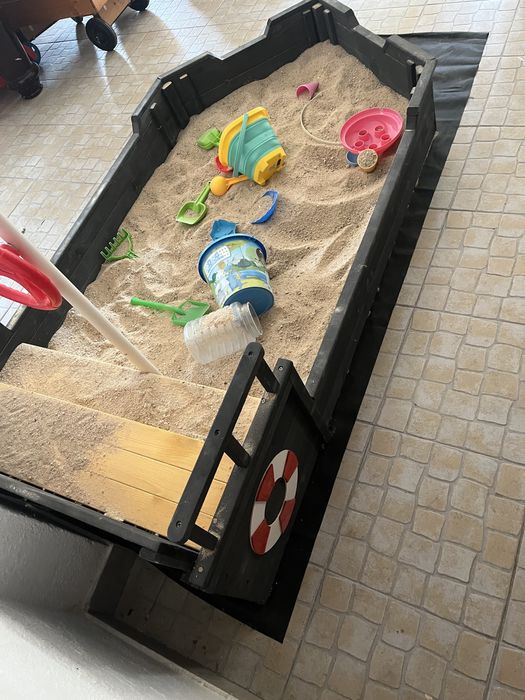 Caixa areia forma barco pirata