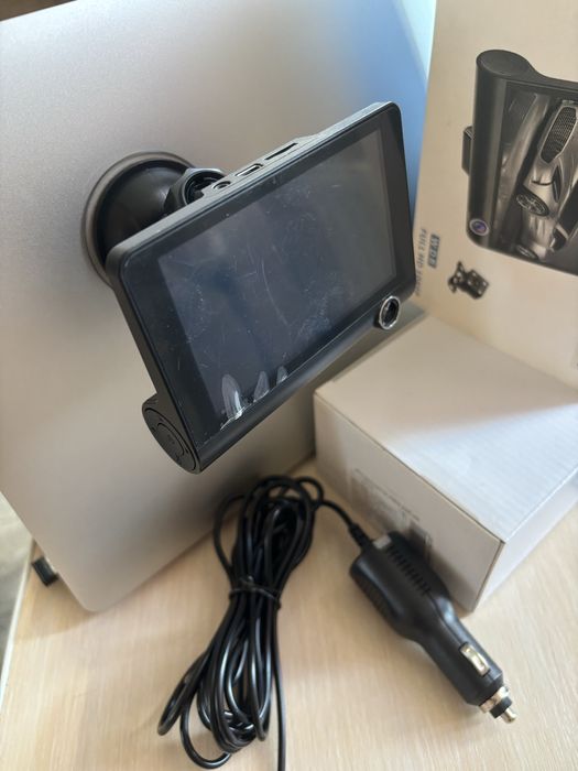Відеореєстратор 3в1: камера в салон і заднього виду