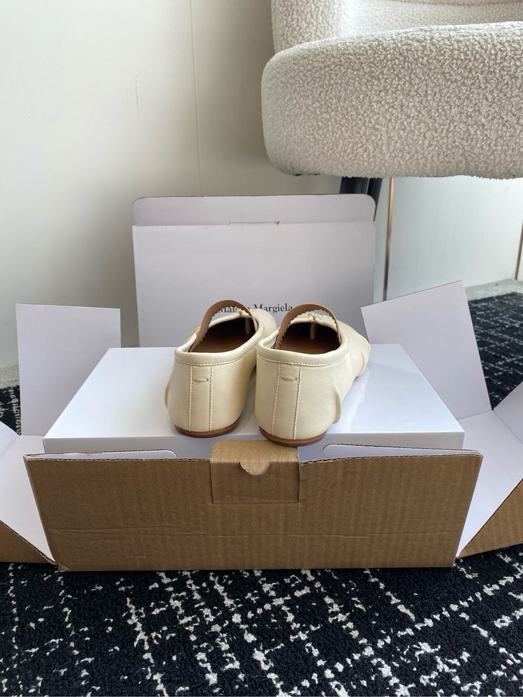 Молочні балетки таби на резинці Tabi Ballerinas Maison Margiela 38
