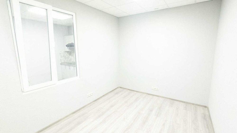 Арсенальна, Івана Мазепи 3-Б, поруч фуд-корт, урядовий квартал