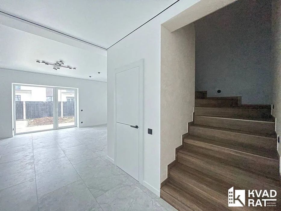 Таунхаус з готовим ремонтом у комфортному районі с. Крихівці