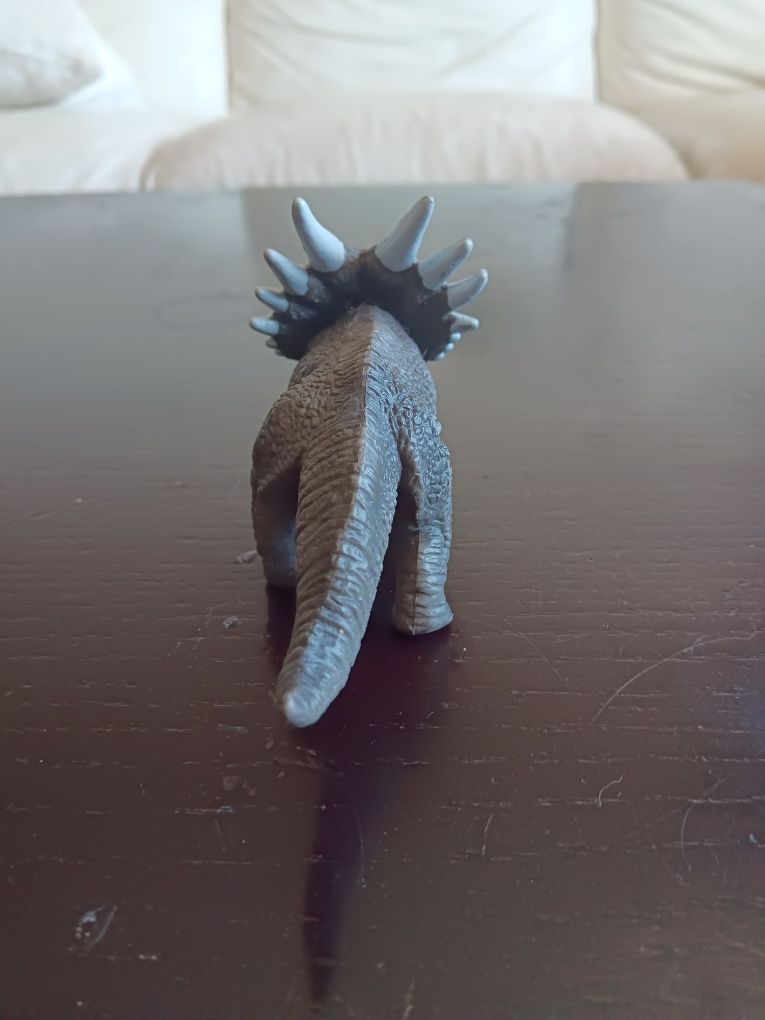 Triceratops - dinossauro de brincar