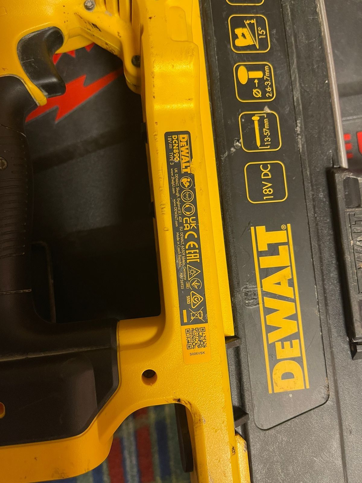 Цвяхобивний пістолет DeWalt