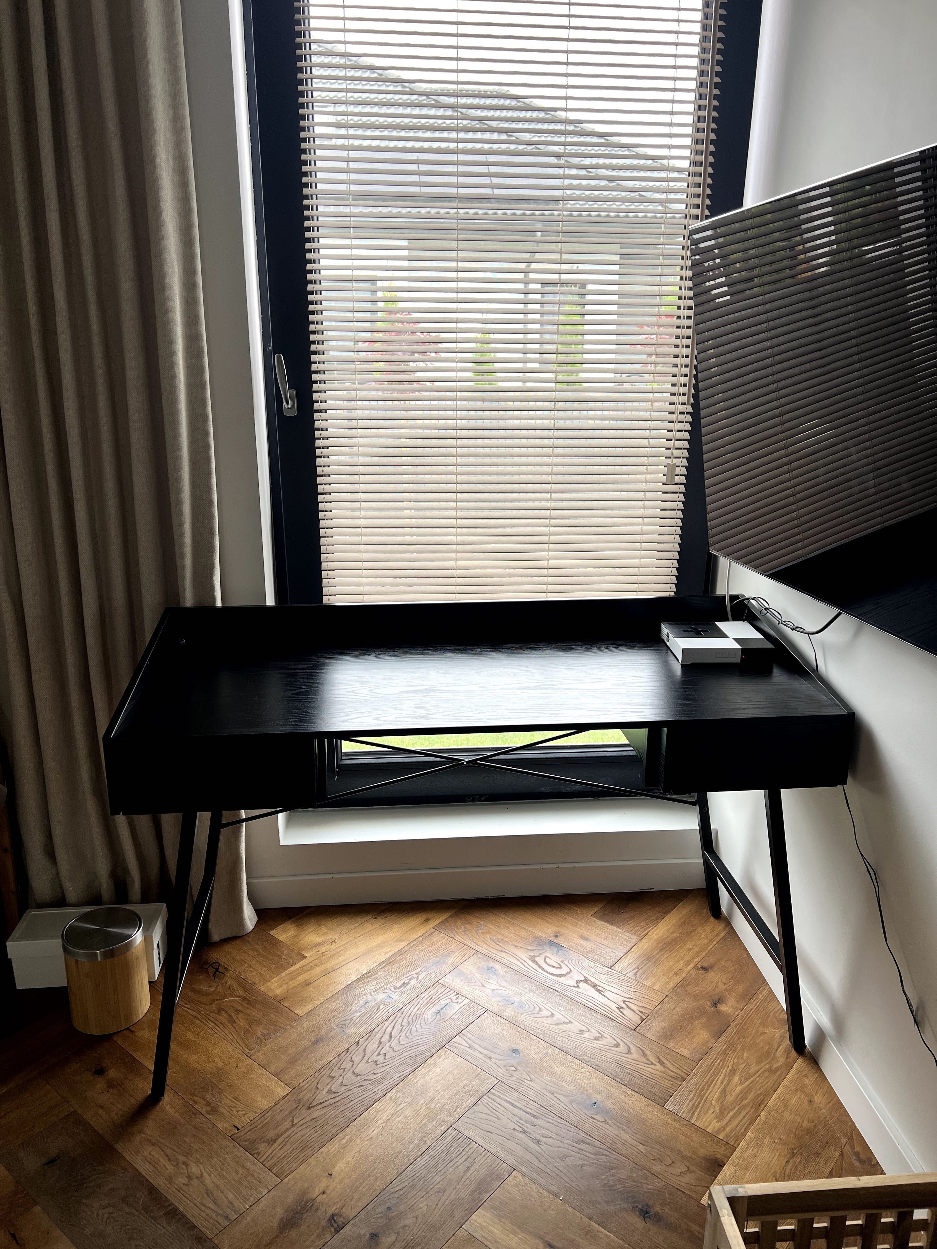 Minimalistyczne,  designerskie, czarne biurko z szufladami