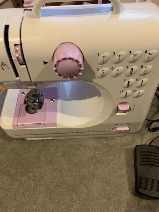 Продам дитячу електричну швейну машинку