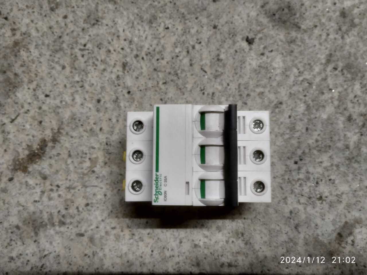 Bezpiecznik Schneider C25 iC60N 3 tory A9F04325