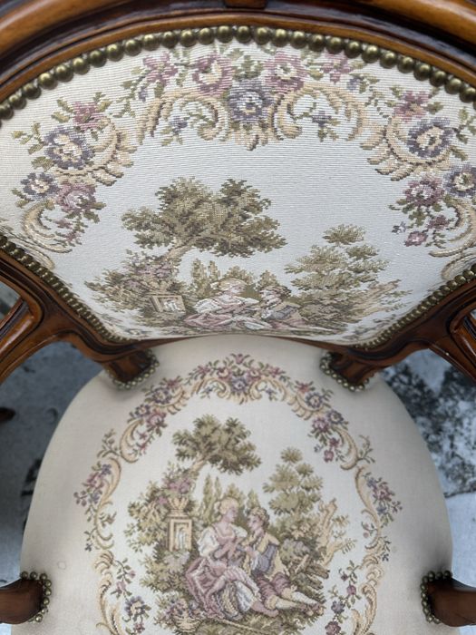 Старовинні чудові крісла