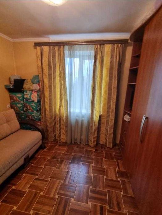 Продам зх комнатную квартиру нп Холодной Горе в кирпичном доме