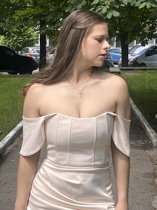 Вечірня сукня.