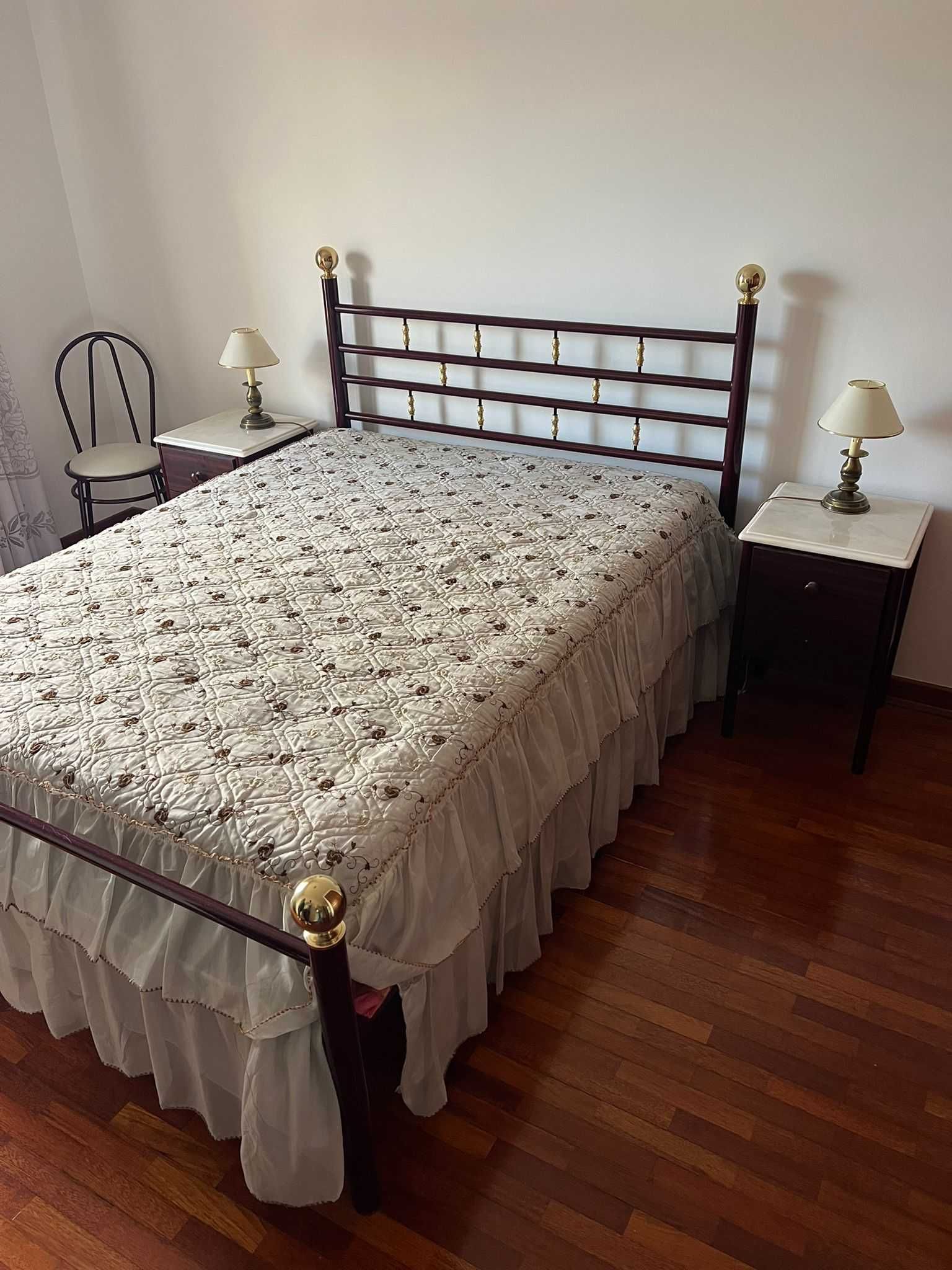 Conjunto de Quarto (Cama de casal + 2 mesas de cabeceira)