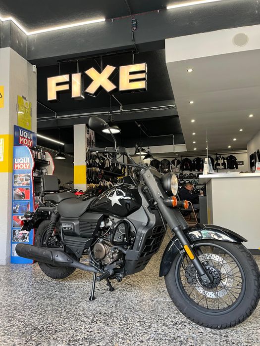 UM Renegade Commando 125 cc Uma cruiser Americana de estilo