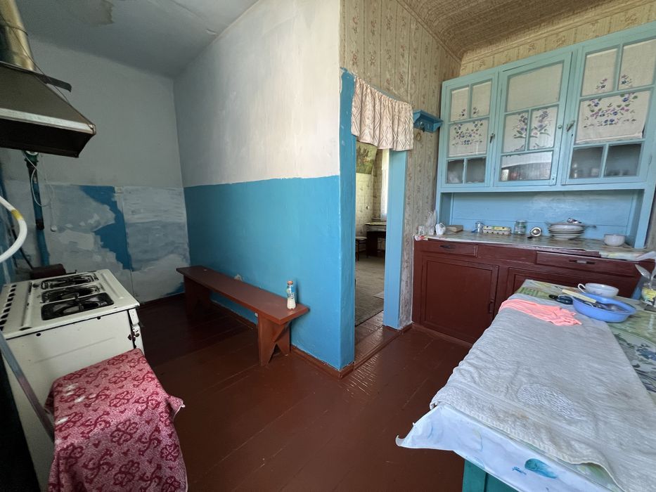 Продам цегляний будинок неподалік центру міста Узина