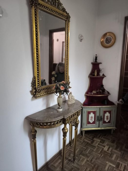 Credência com espelho biselado em moldura dourada