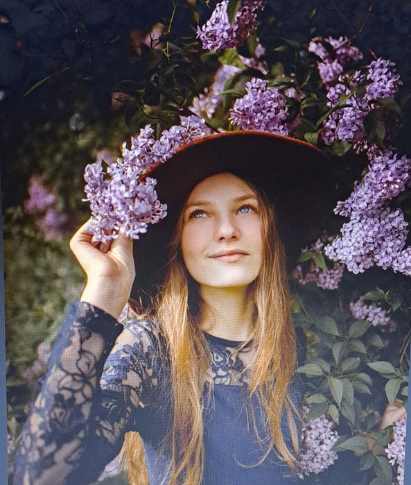 Dresowa sukienka z koronką