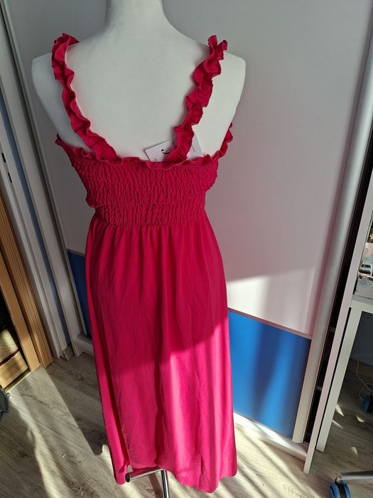 Sukienka letnią w pięknym kolorze