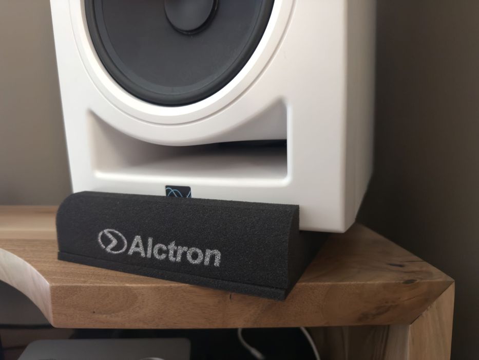 Podstawki pod monitory studyjne Alctron – para, nowe, 265x330 mm