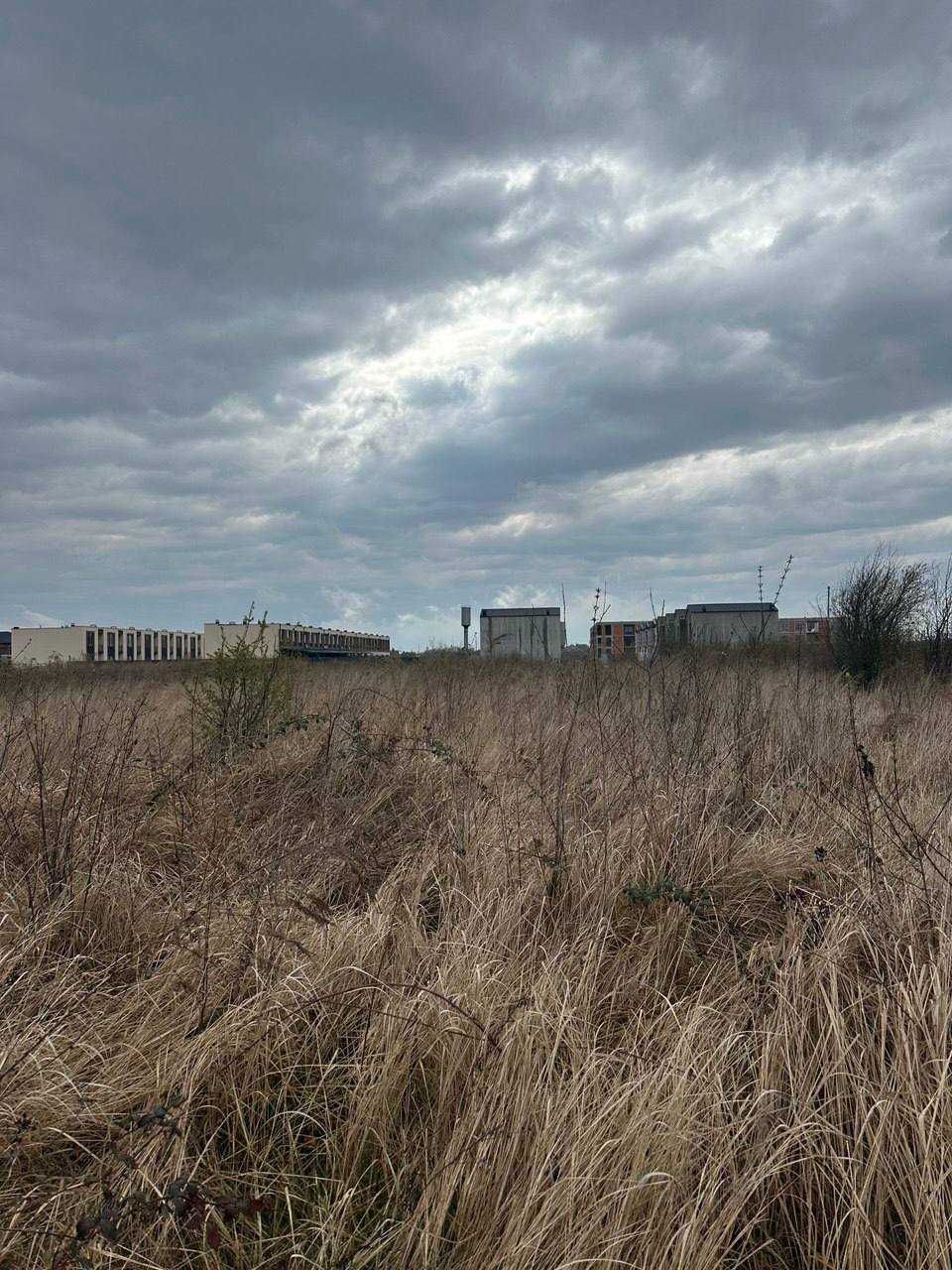 Продаю земельну ділянку, варіант під інвестицію, поряд  котеджі