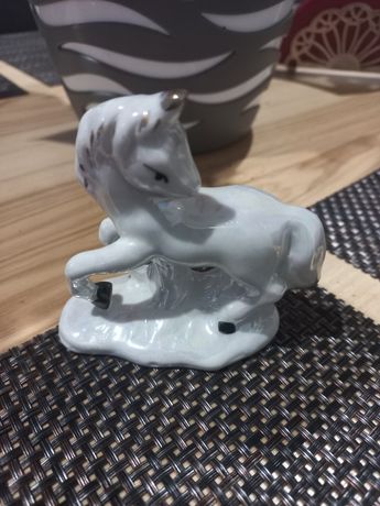 Figurka porcelanowa koń