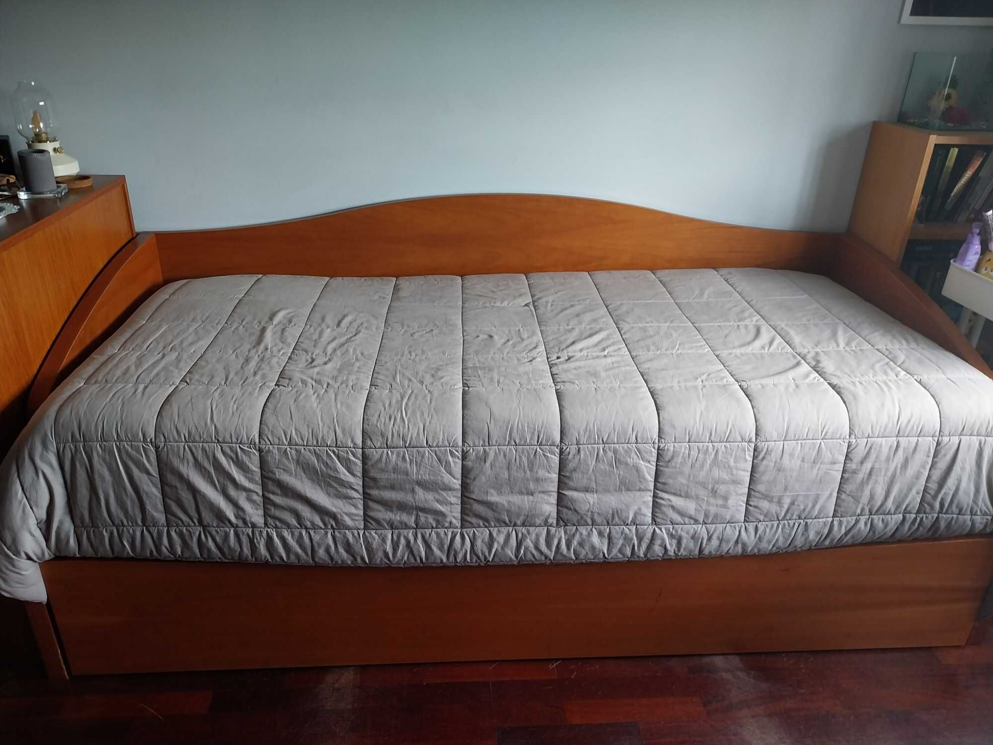 Cama solteiro tipo estúdio em cerejeira