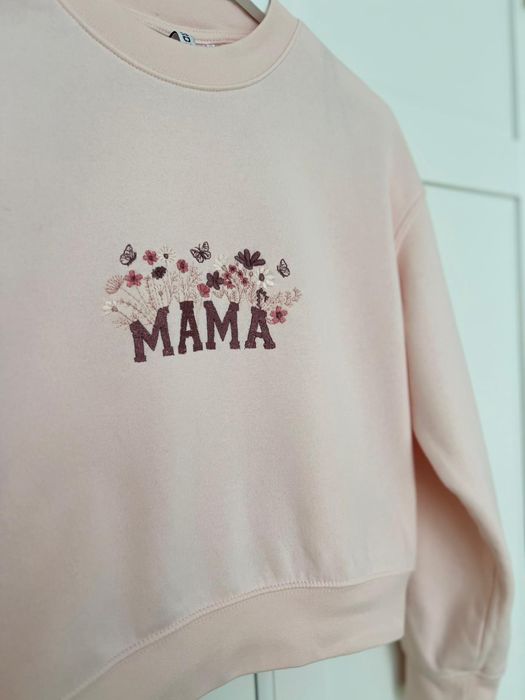 Bluzy ozdobione haftem maszynowym.