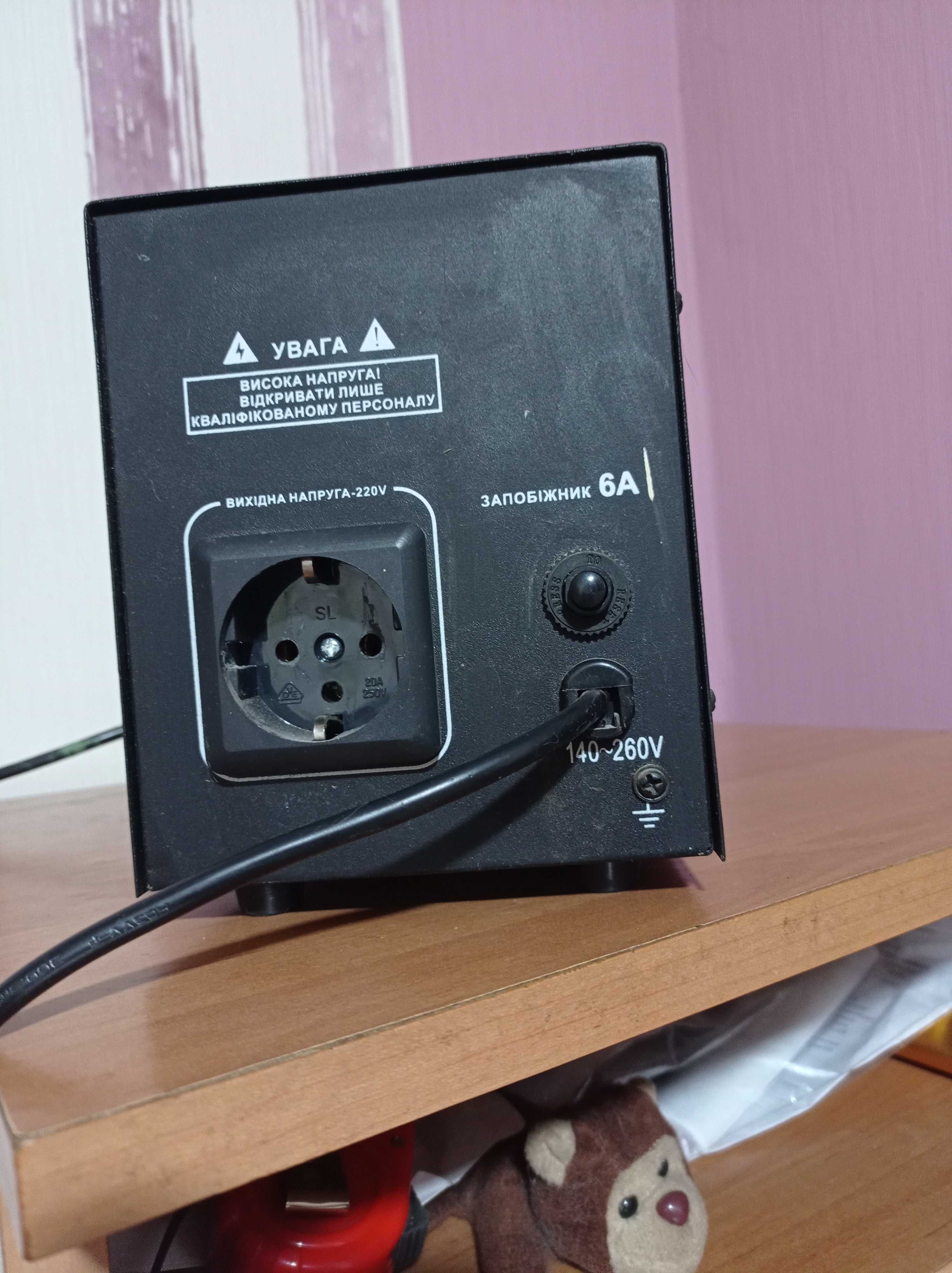 Стабілізатор напруги FORTE TVR-1000VA.Стабилизатор напряжения.