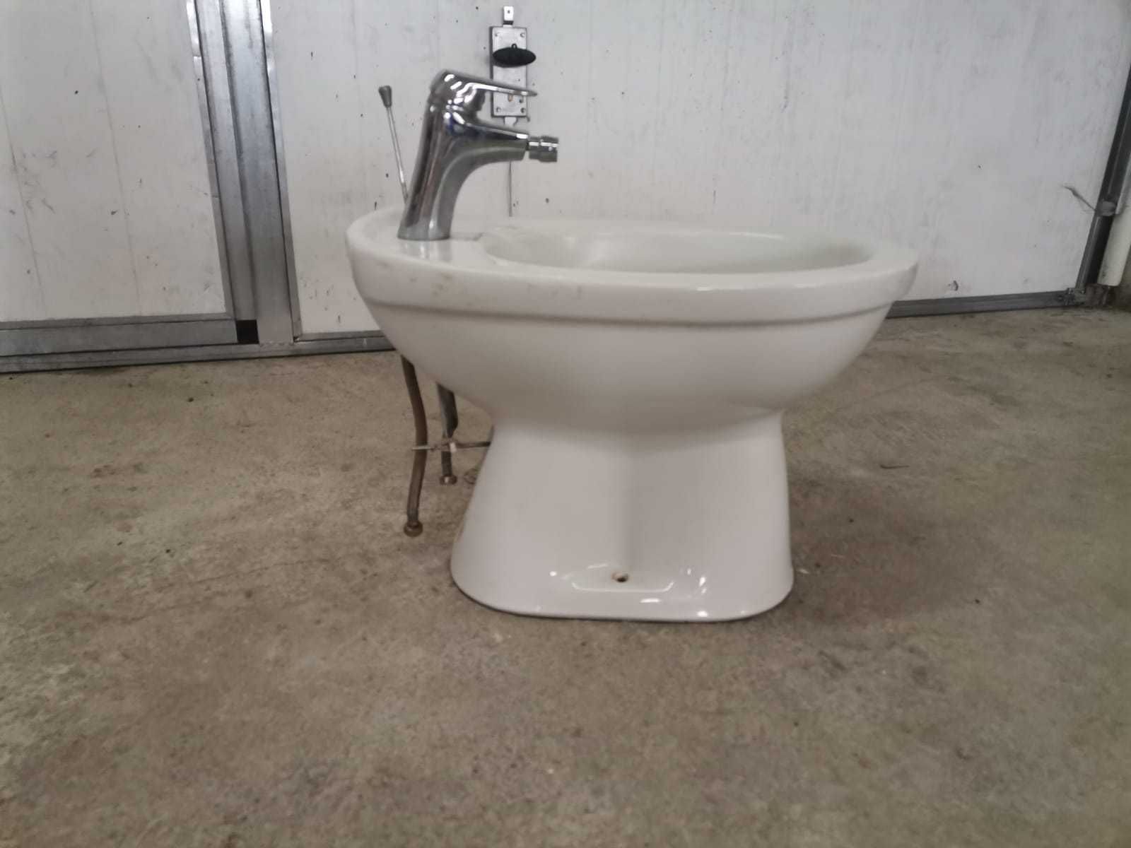 Bidet stojący biały