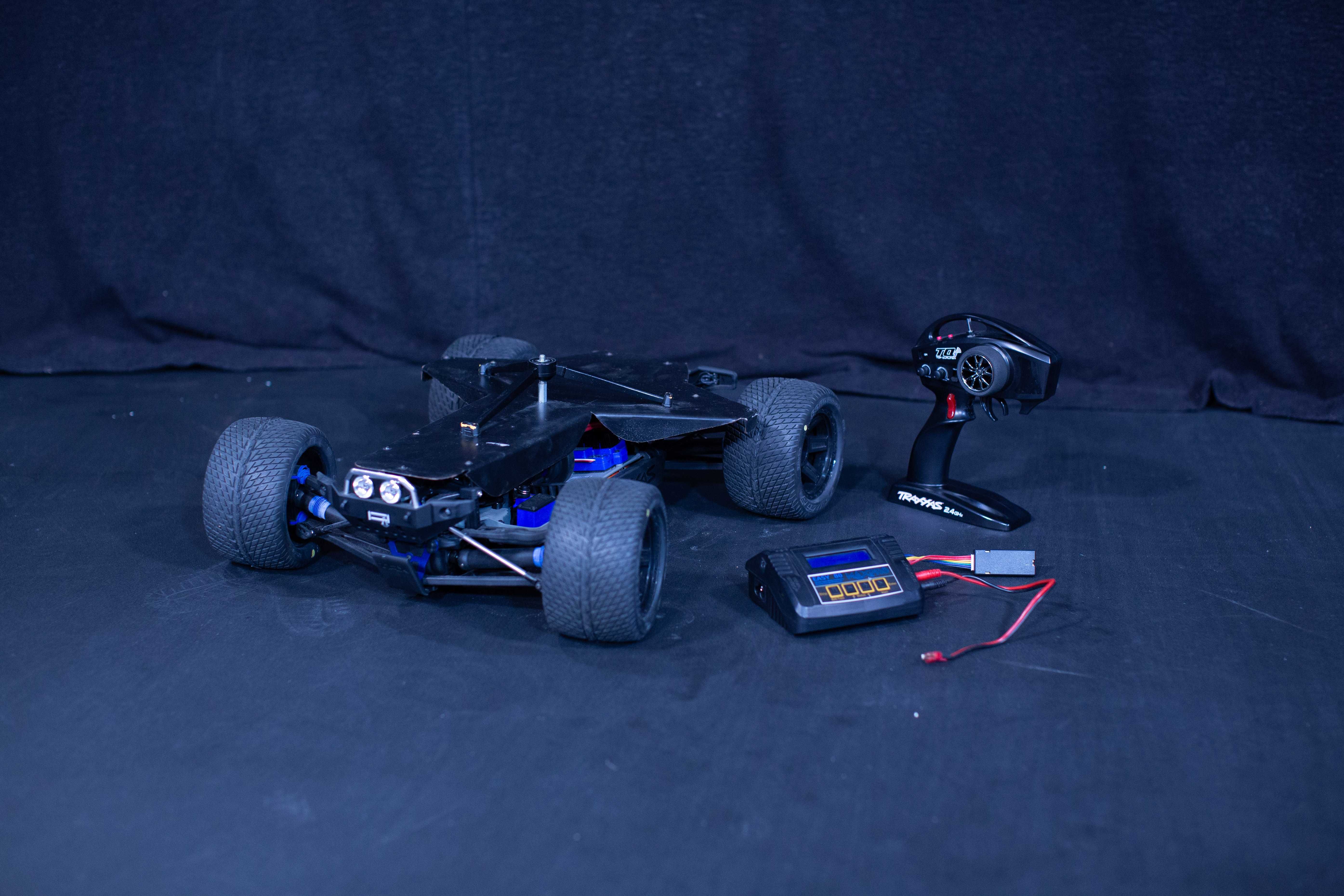 Carro RC com Rig para Câmera + Comando Traxxas 2.4GHz