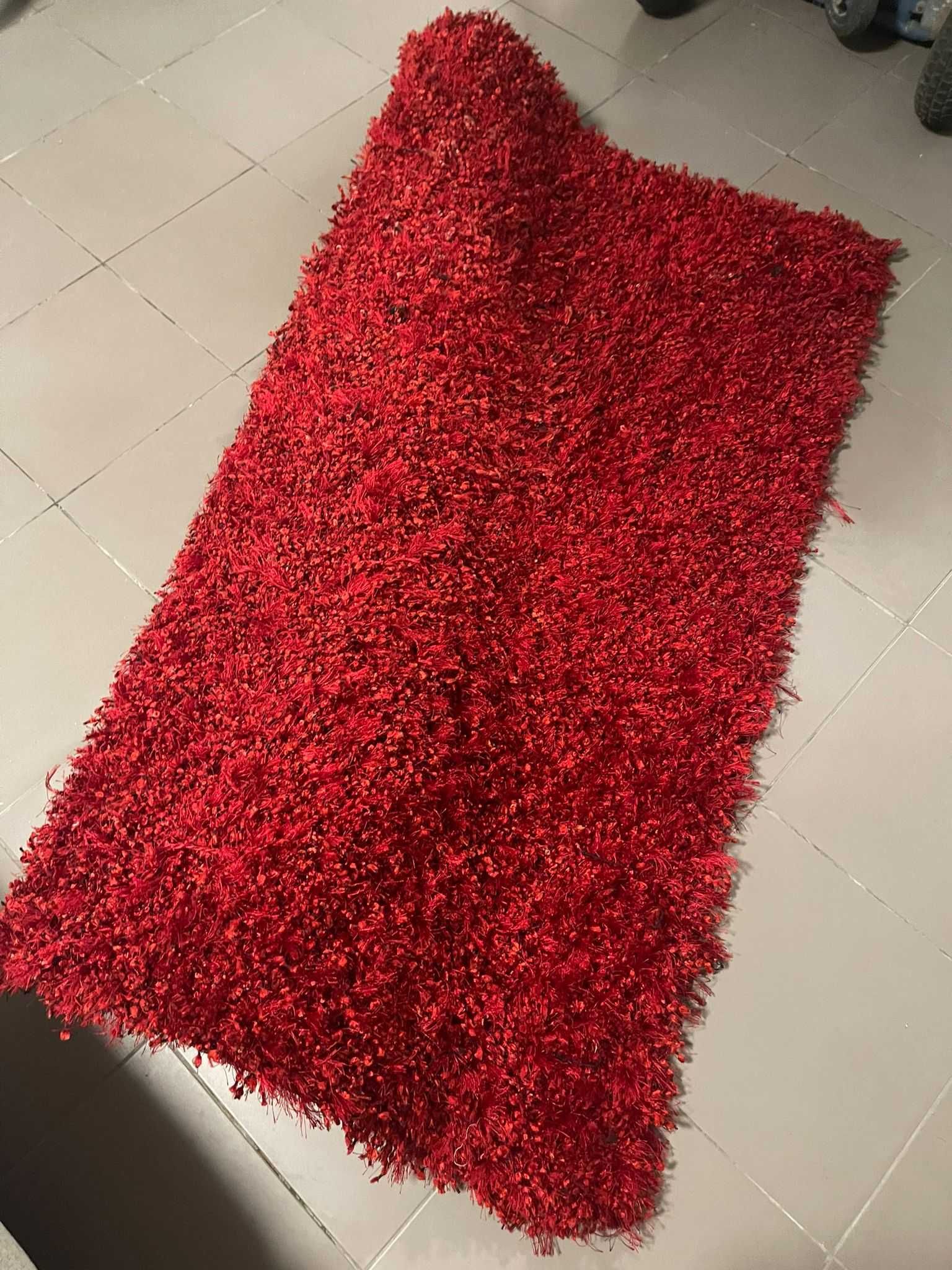 Tapete vermelho e preto