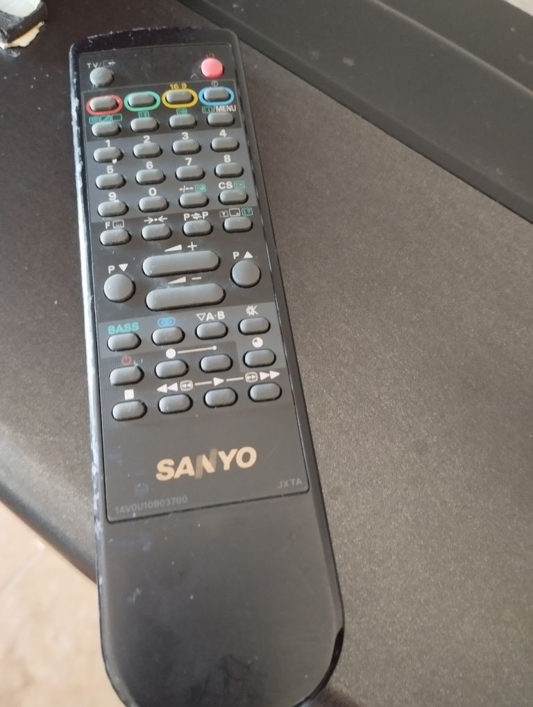 TV Sanyo a cores com comando