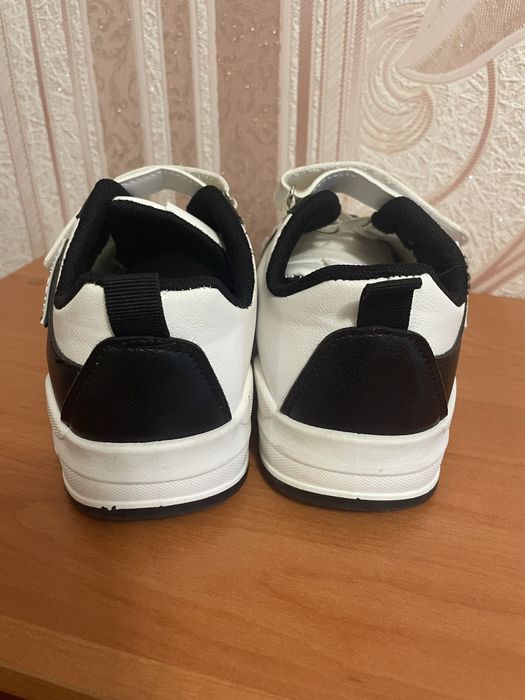 Кросівки білі , кросовки білі