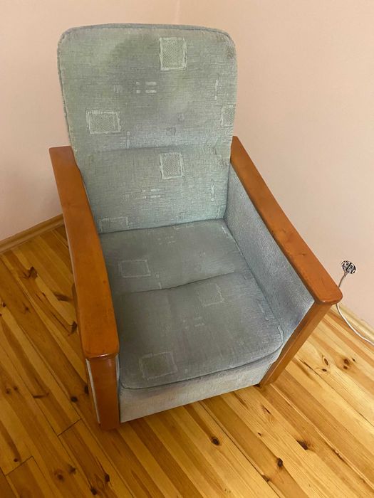 Dwa fotele z solidnej  zielonej tkaniny z drewnianymi podłokietnikami