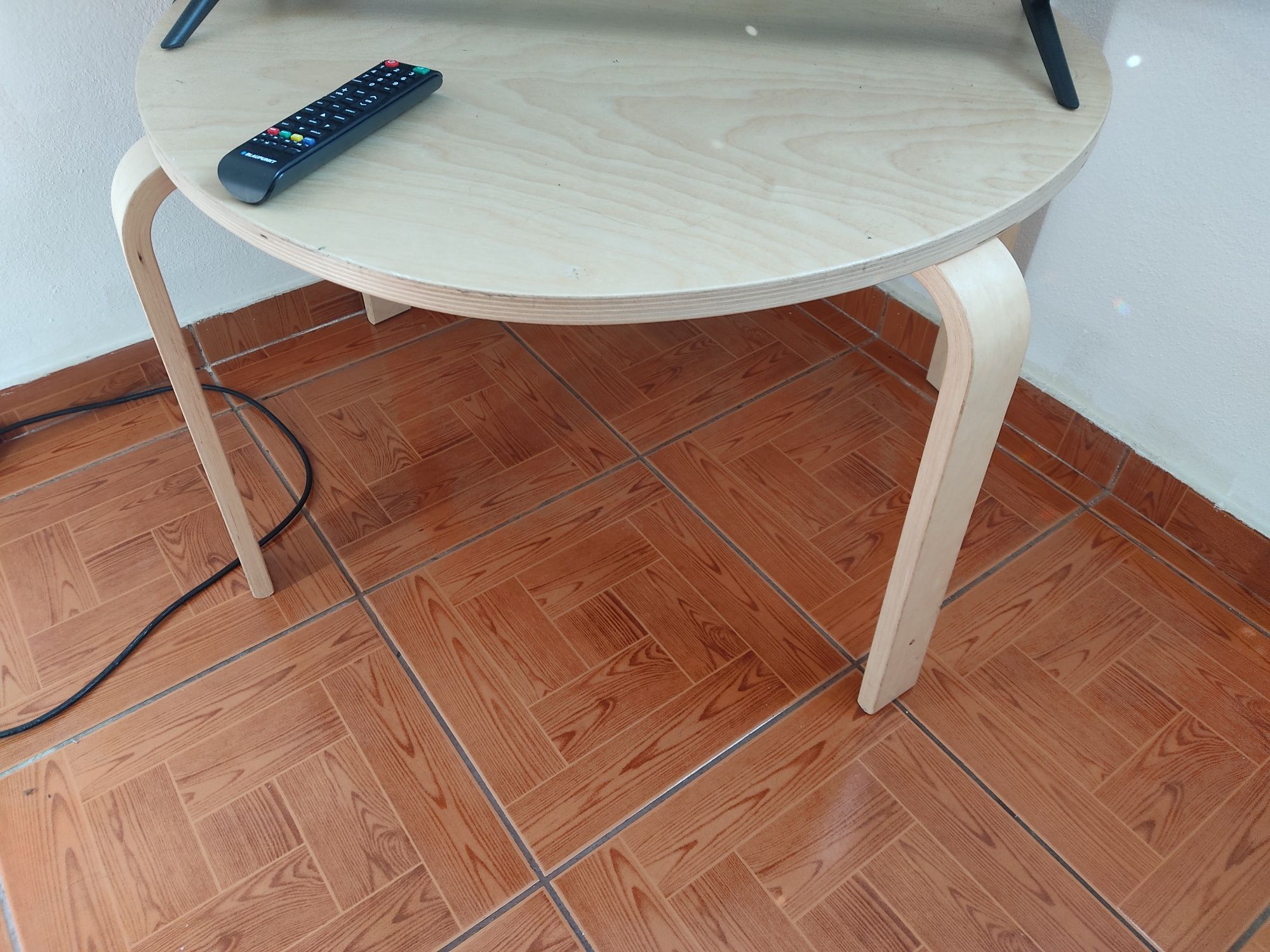 Vendo uma mesa de centro.  pode ser usado para TV.